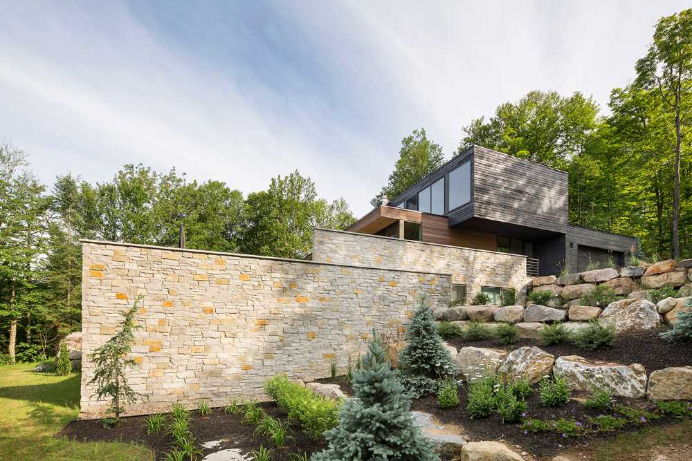 Villa Estrade: a captivating spatial composition that adapts to a steep and rocky topography