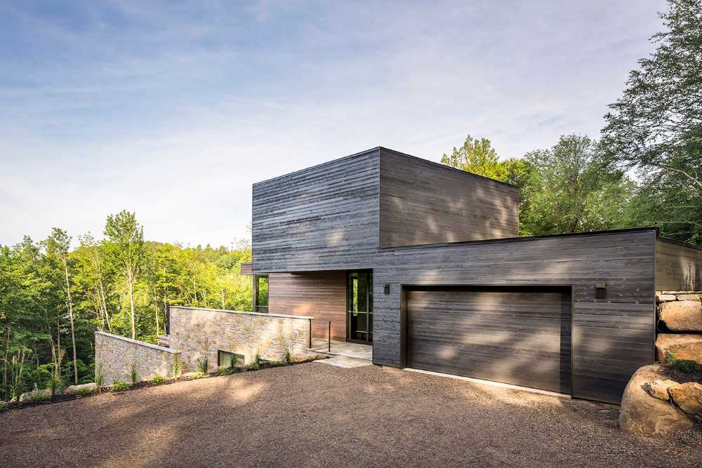 Villa Estrade: a captivating spatial composition that adapts to a steep and rocky topography