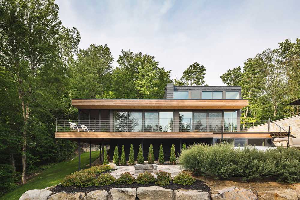 Villa Estrade: a captivating spatial composition that adapts to a steep and rocky topography
