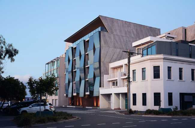 Facades inspired by kinetic sculptures and boutique apartments: the Alumuna Residence in Melbourne