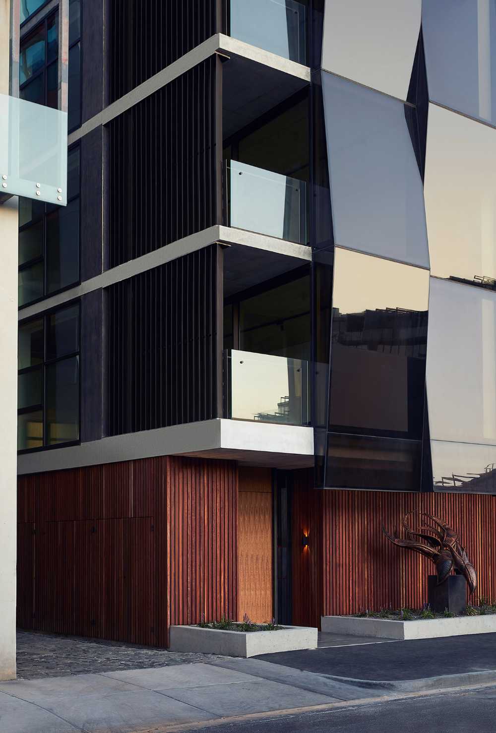 Façades inspirées par des sculptures cinétiques et des appartements de boutique: la Résidence Alumuna à Melbourne