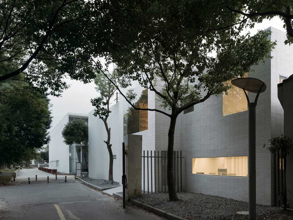 Purezza di volumi, luce naturale e materiali tradizionali si fondono nel desgin della nuova galleria OTA FINE ARTS