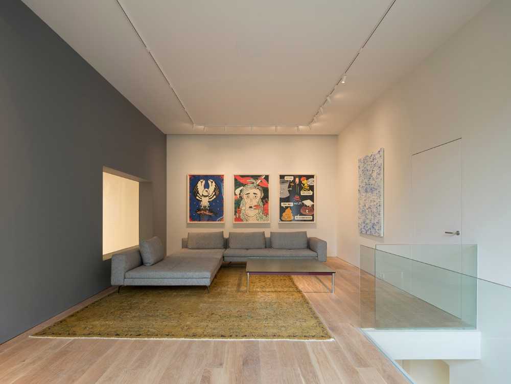 Purezza di volumi, luce naturale e materiali tradizionali si fondono nel desgin della nuova galleria OTA FINE ARTS