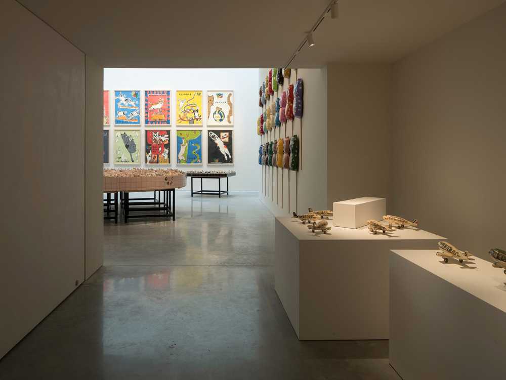 Purezza di volumi, luce naturale e materiali tradizionali si fondono nel desgin della nuova galleria OTA FINE ARTS