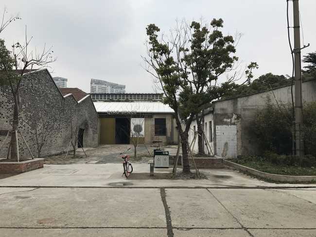 Pureza de volúmenes, luz natural y materiales tradicionales se unen en el diseño de la nueva galería OTA FINE ARTS