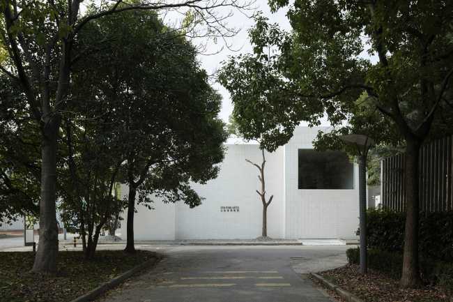 Pureza de volúmenes, luz natural y materiales tradicionales se unen en el diseño de la nueva galería OTA FINE ARTS