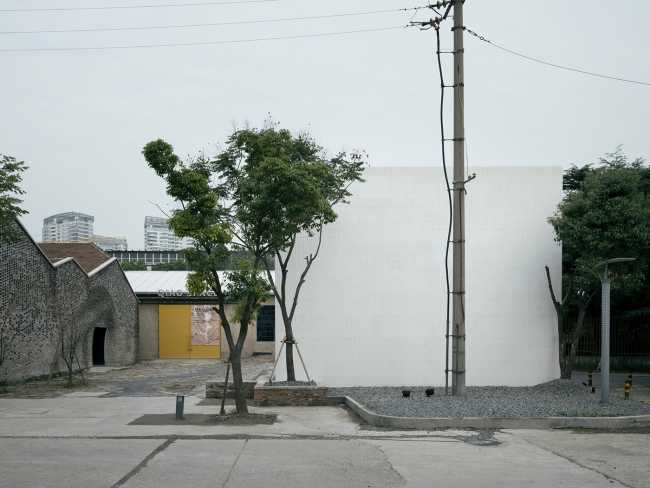 Pureza de volúmenes, luz natural y materiales tradicionales se unen en el diseño de la nueva galería OTA FINE ARTS