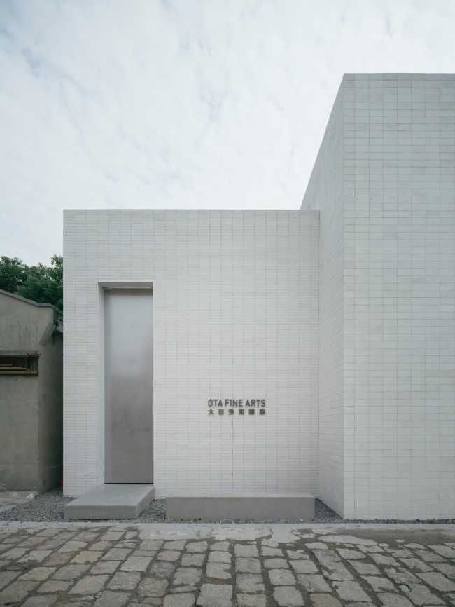 Pureza de volúmenes, luz natural y materiales tradicionales se unen en el diseño de la nueva galería OTA FINE ARTS