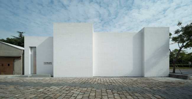 Pureza de volúmenes, luz natural y materiales tradicionales se unen en el diseño de la nueva galería OTA FINE ARTS