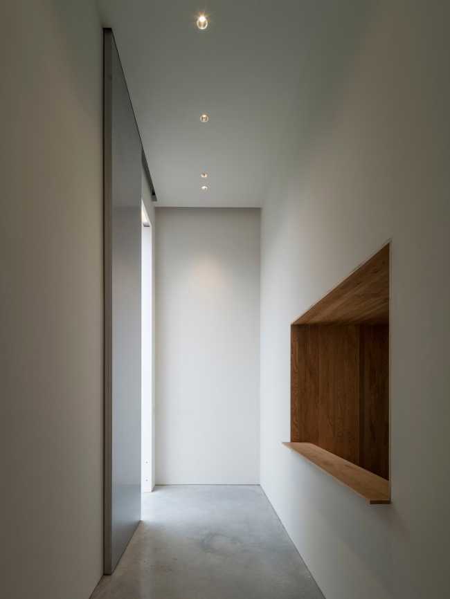 Pureza de volúmenes, luz natural y materiales tradicionales se unen en el diseño de la nueva galería OTA FINE ARTS