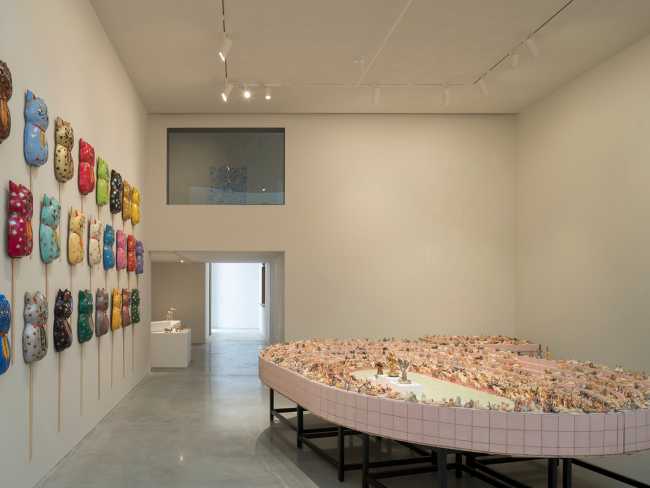 Pureza de volúmenes, luz natural y materiales tradicionales se unen en el diseño de la nueva galería OTA FINE ARTS