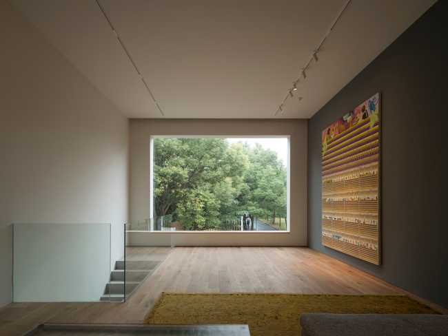 Pureza de volúmenes, luz natural y materiales tradicionales se unen en el diseño de la nueva galería OTA FINE ARTS