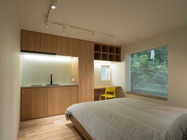 Pureza de volúmenes, luz natural y materiales tradicionales se unen en el diseño de la nueva galería OTA FINE ARTS