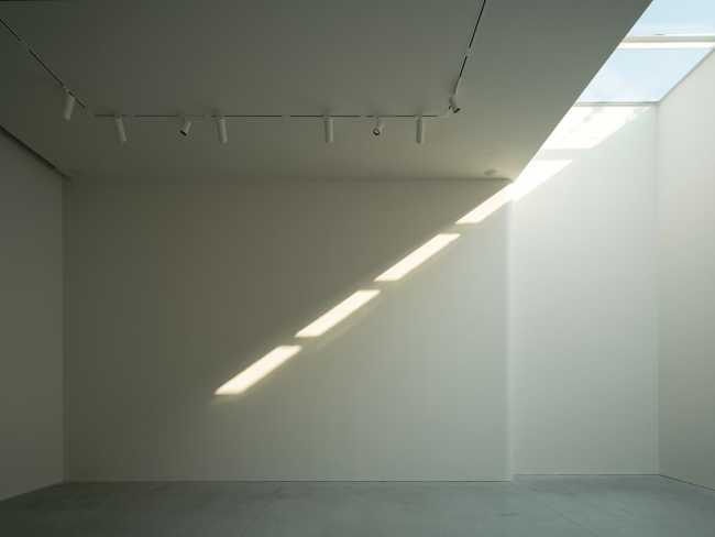 Pureza de volúmenes, luz natural y materiales tradicionales se unen en el diseño de la nueva galería OTA FINE ARTS