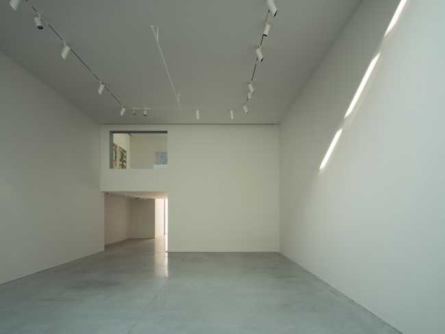 Pureza de volúmenes, luz natural y materiales tradicionales se unen en el diseño de la nueva galería OTA FINE ARTS