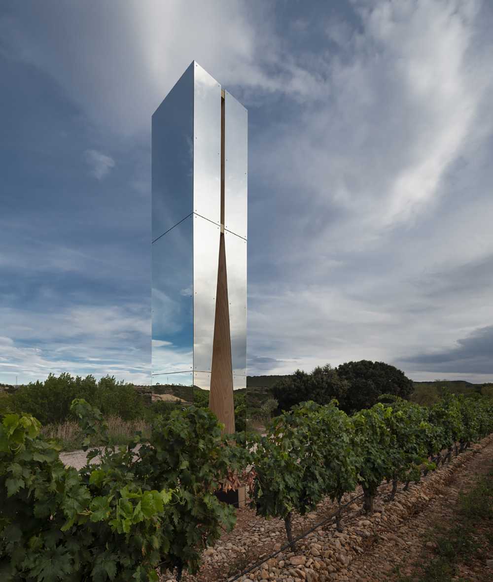 Ephemeral installation in the Spanish vineyards: the essence of wine in design, LAN- 4