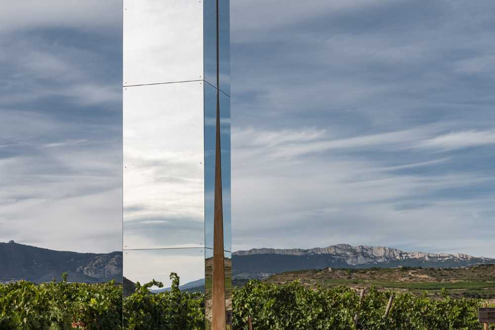 Ephemeral installation in the Spanish vineyards: the essence of wine in design, LAN- 4