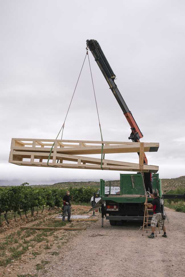 Ephemeral installation in the Spanish vineyards: the essence of wine in design, LAN- 4