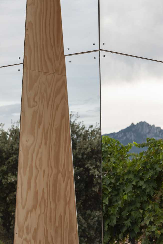 Ephemeral installation in the Spanish vineyards: the essence of wine in design, LAN- 4