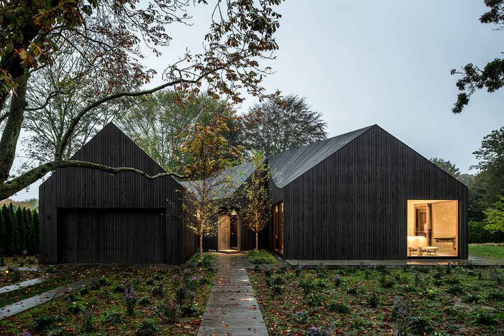 Rigid geometry and wavy lines fused in the architecture of Six Square House