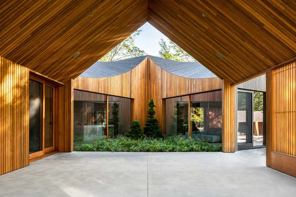 Rigid geometry and wavy lines fused in the architecture of Six Square House