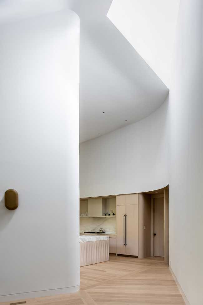 Rigid geometry and wavy lines fused in the architecture of Six Square House