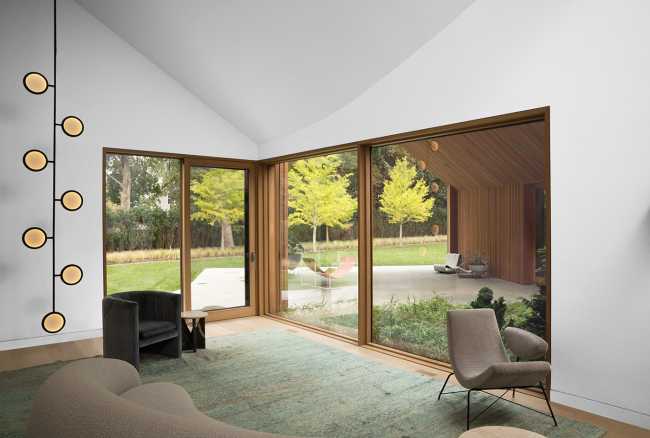 Rigid geometry and wavy lines fused in the architecture of Six Square House