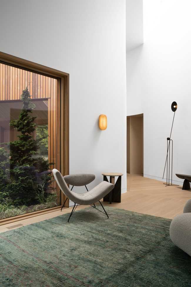 Rigid geometry and wavy lines fused in the architecture of Six Square House