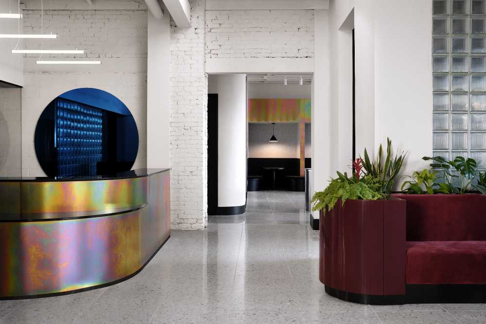 Spacial, un coworking colorato e raffinato che mette la luce al centro degli spazi di lavoro