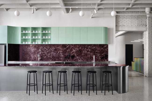 Spacial, un espace de travail coloré et élégant qui met l'accent sur la lumière comme point central des espaces de travail