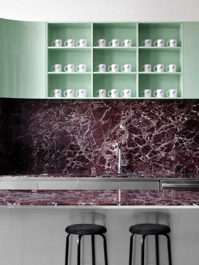 Spacial, un espace de travail coloré et élégant qui met l'accent sur la lumière comme point central des espaces de travail