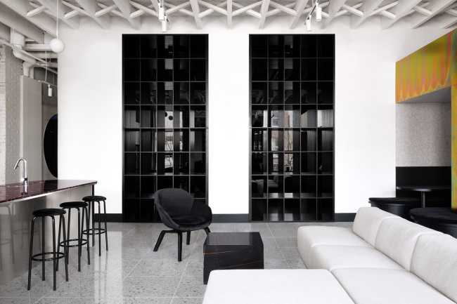 Spacial, un espace de travail coloré et élégant qui met l'accent sur la lumière comme point central des espaces de travail