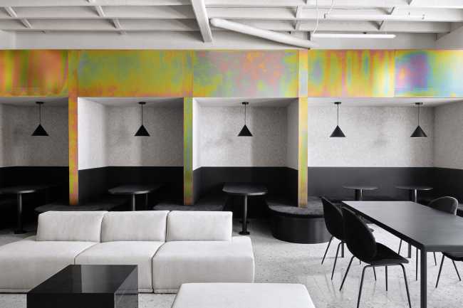 Spacial, un espace de travail coloré et élégant qui met l'accent sur la lumière comme point central des espaces de travail