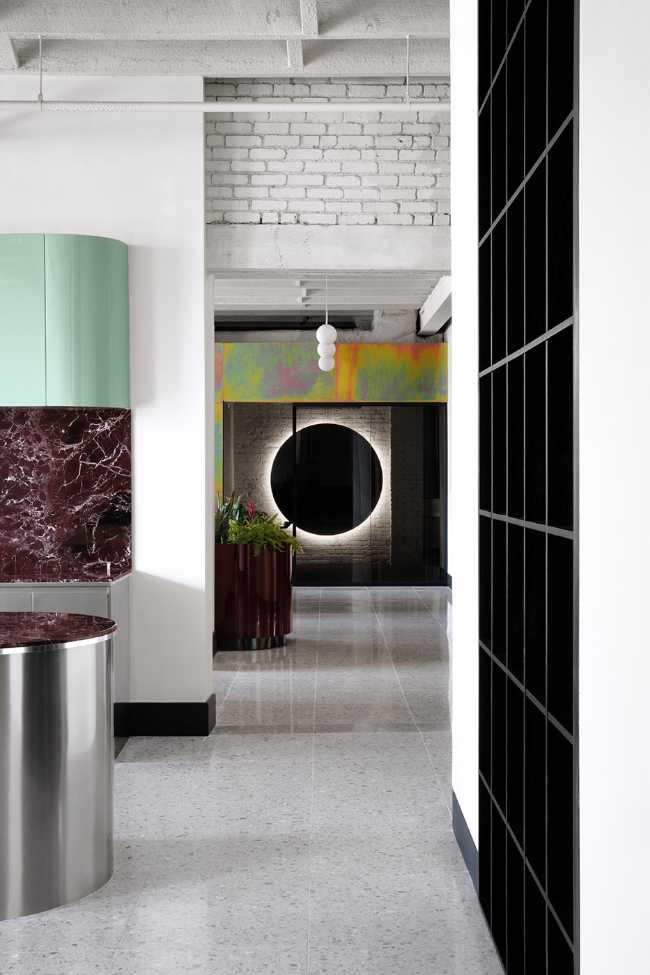 Spacial, un espace de travail coloré et élégant qui met l'accent sur la lumière comme point central des espaces de travail