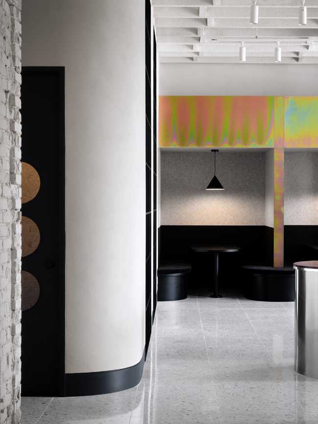 Spacial, un espace de travail coloré et élégant qui met l'accent sur la lumière comme point central des espaces de travail