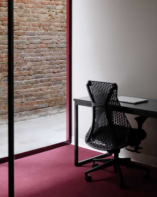 Spacial, un espace de travail coloré et élégant qui met l'accent sur la lumière comme point central des espaces de travail