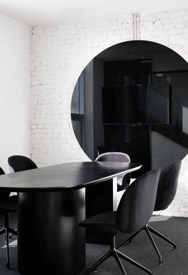 Spacial, un espace de travail coloré et élégant qui met l'accent sur la lumière comme point central des espaces de travail