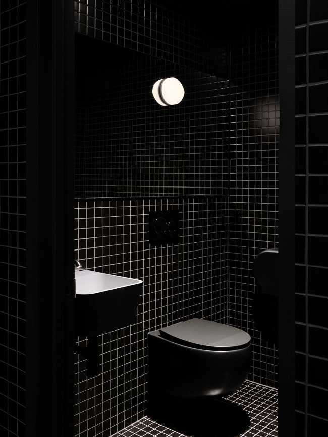 Spacial, un espace de travail coloré et élégant qui met l'accent sur la lumière comme point central des espaces de travail