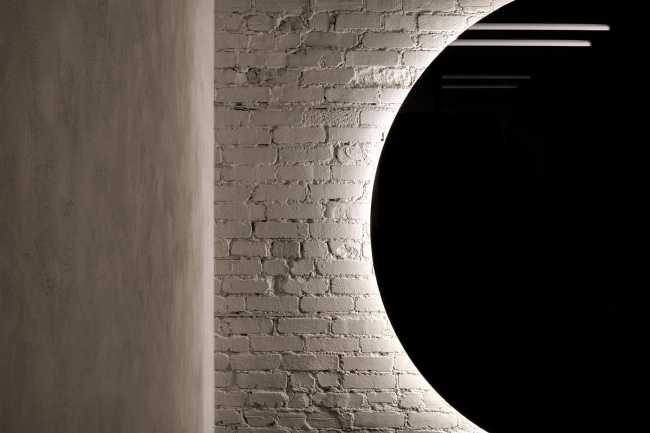 Spacial, un espace de travail coloré et élégant qui met l'accent sur la lumière comme point central des espaces de travail