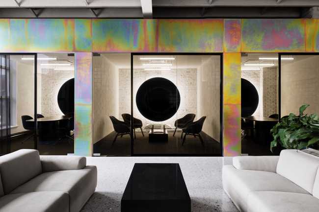 Spacial, un espace de travail coloré et élégant qui met l'accent sur la lumière comme point central des espaces de travail