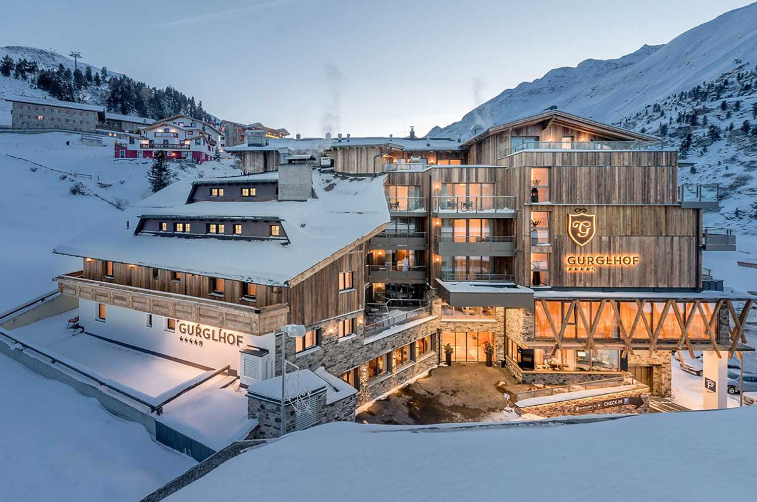 Hôtel Gurglhof en Autriche. Les finitions en bois et en pierre combinent le style traditionnel et moderne