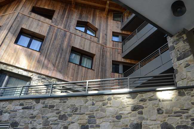 Hôtel Gurglhof en Autriche. Les finitions en bois et en pierre combinent le style traditionnel et moderne