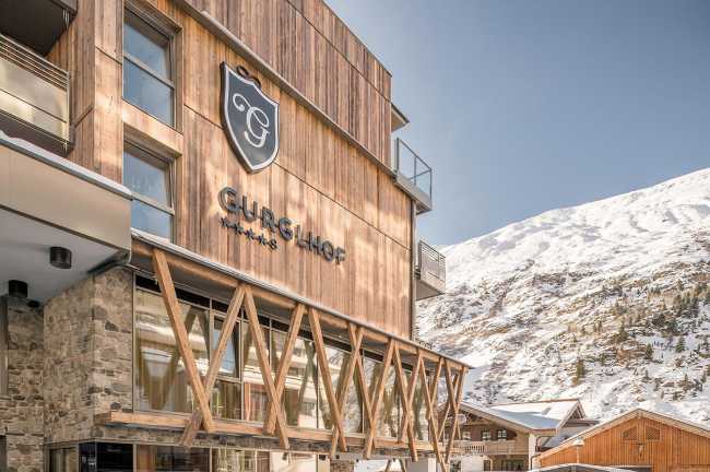 Hôtel Gurglhof en Autriche. Les finitions en bois et en pierre combinent le style traditionnel et moderne