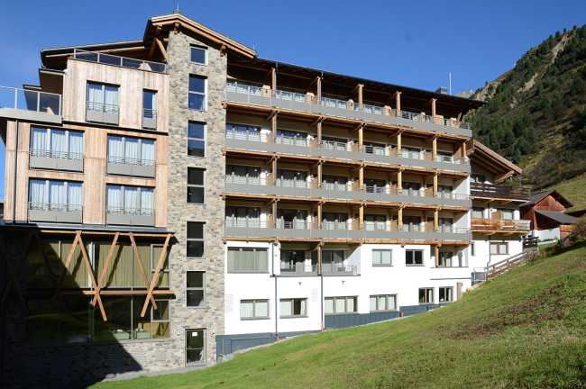 Hôtel Gurglhof en Autriche. Les finitions en bois et en pierre combinent le style traditionnel et moderne