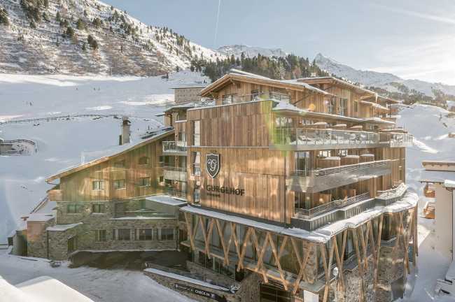 Hôtel Gurglhof en Autriche. Les finitions en bois et en pierre combinent le style traditionnel et moderne