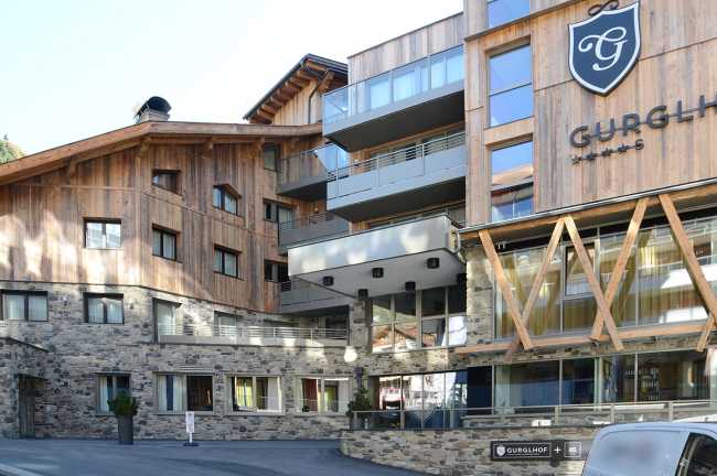 Hôtel Gurglhof en Autriche. Les finitions en bois et en pierre combinent le style traditionnel et moderne