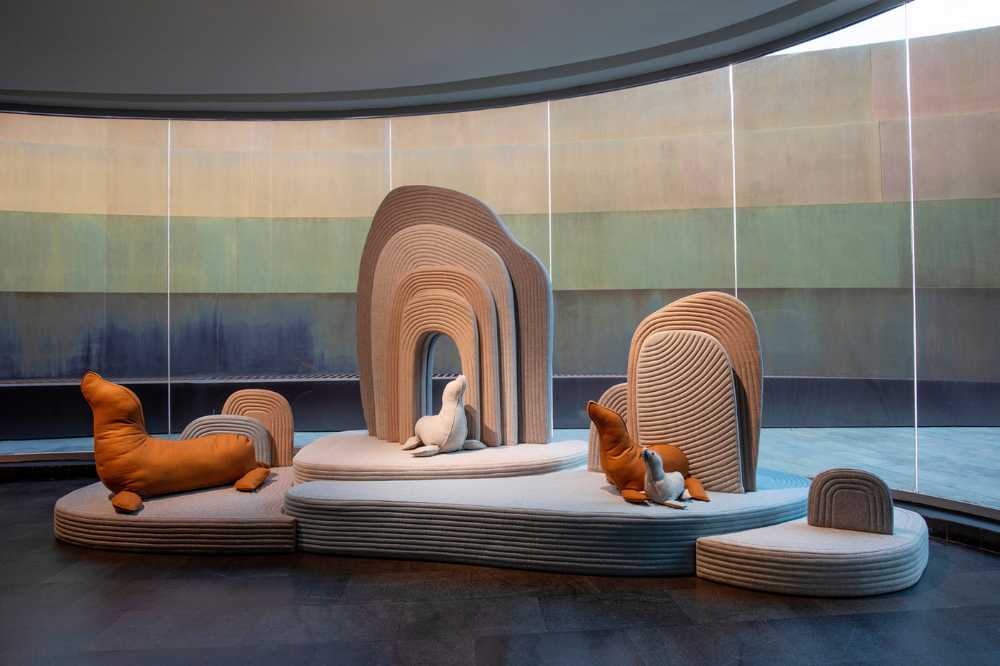 Installazione di Sarit Shani Hay. Un paesaggio giocoso abitato da morbide creature