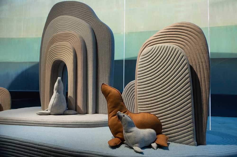 Installazione di Sarit Shani Hay. Un paesaggio giocoso abitato da morbide creature