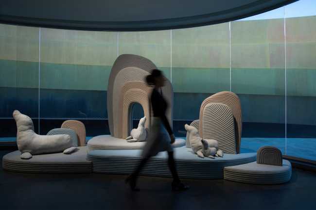 Installazione di Sarit Shani Hay. Un paesaggio giocoso abitato da morbide creature