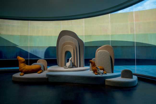 Installazione di Sarit Shani Hay. Un paesaggio giocoso abitato da morbide creature